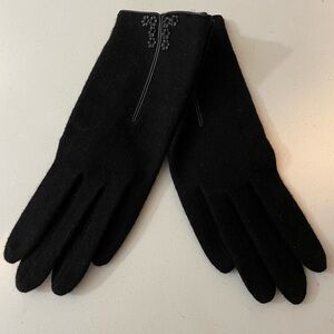 New black gloves. 70% Lambs wool, 10% cashmere, Dainty beaded details at wrist
